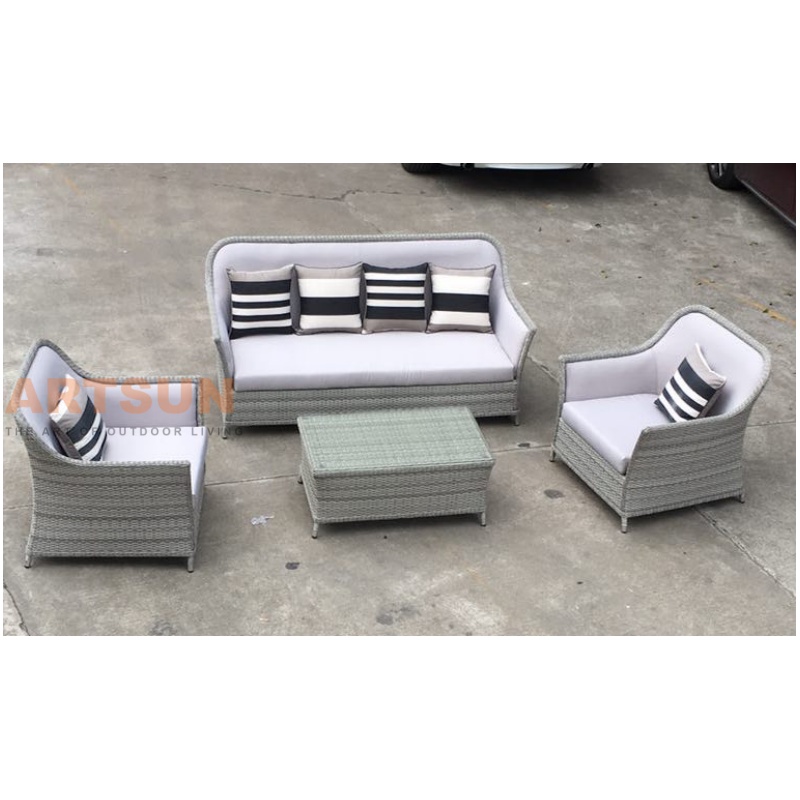 Диван из ротанга для отдыха на открытом воздухе с подушками и журнальным столиком