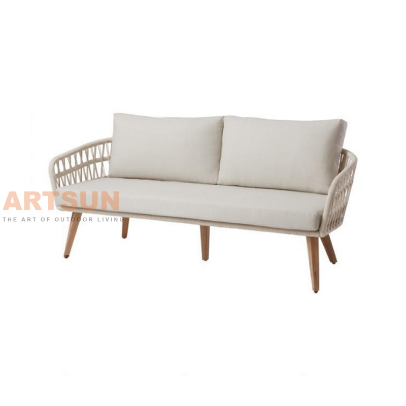 Тканая веревка на открытом воздушном патио диван с деревянным столом из тикового дерева