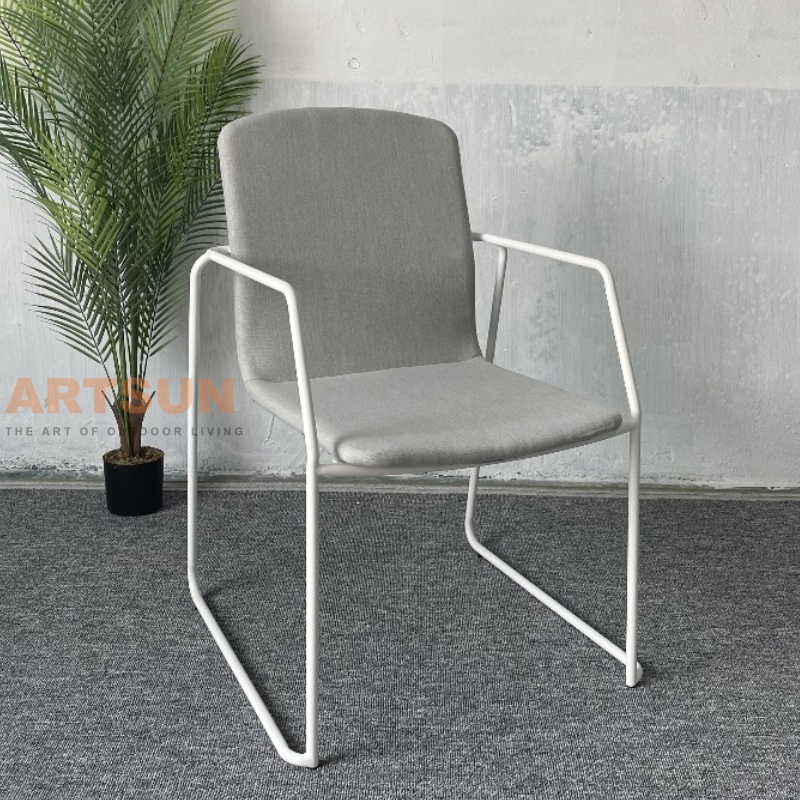 Белый обеденный стул на открытом воздухе для ресторана 