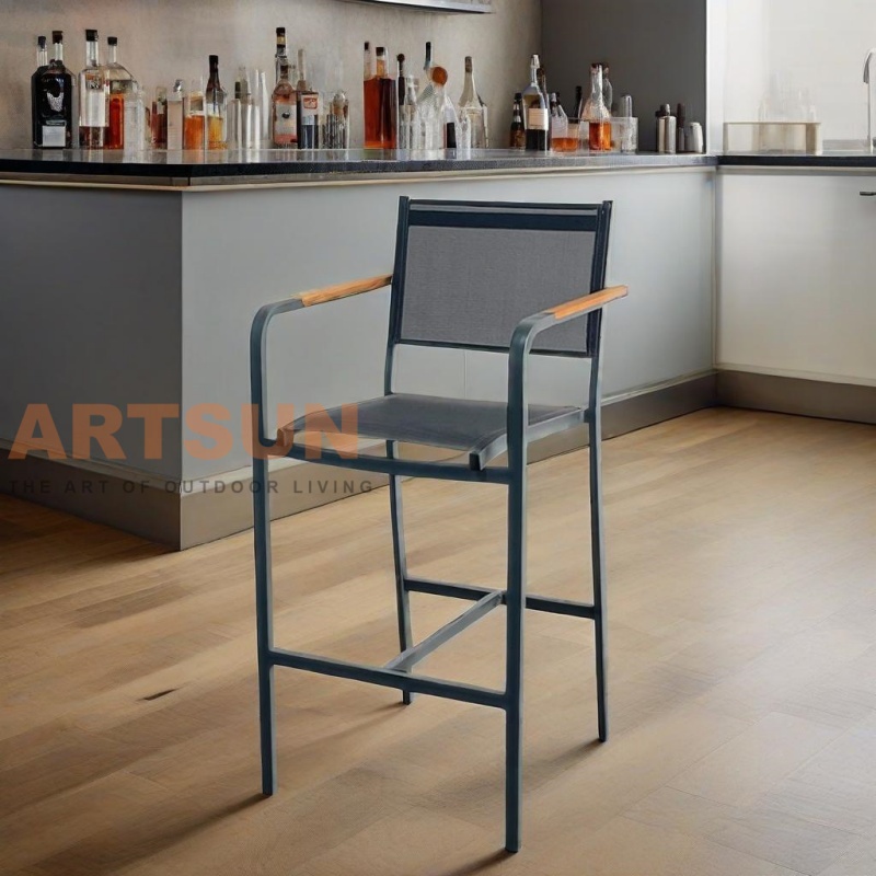 Барный стул для улицы со спинкой из ткани Теслин и подлокотником с акцентом из тикового дерева