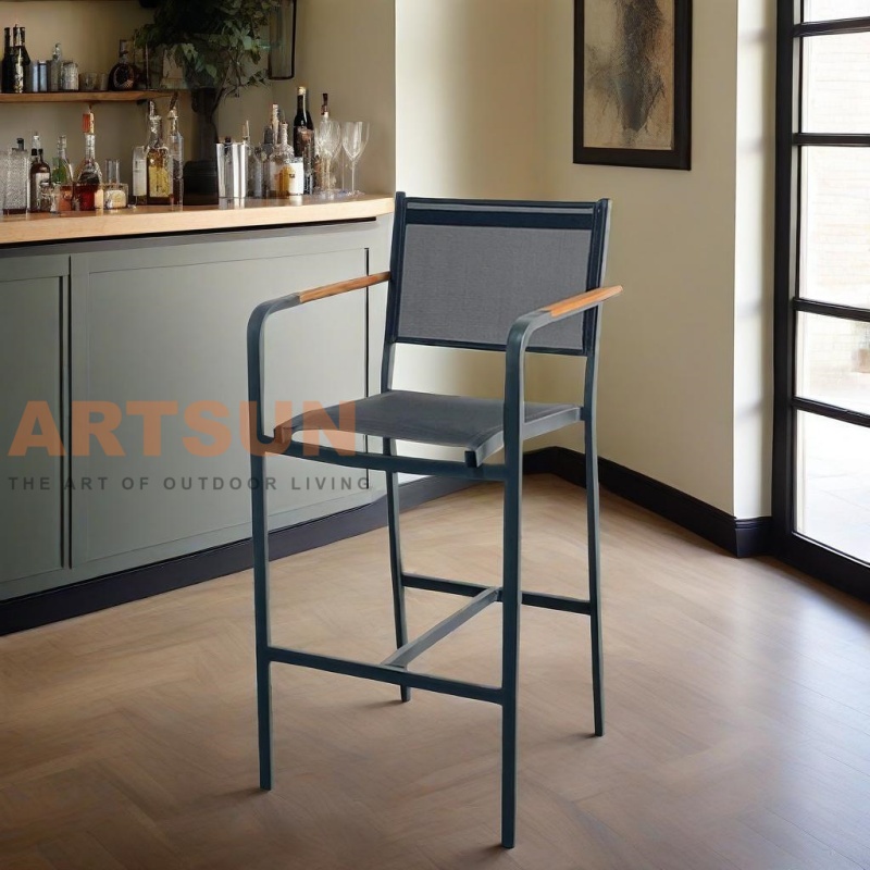 Барный стул для улицы со спинкой из ткани Теслин и подлокотником с акцентом из тикового дерева