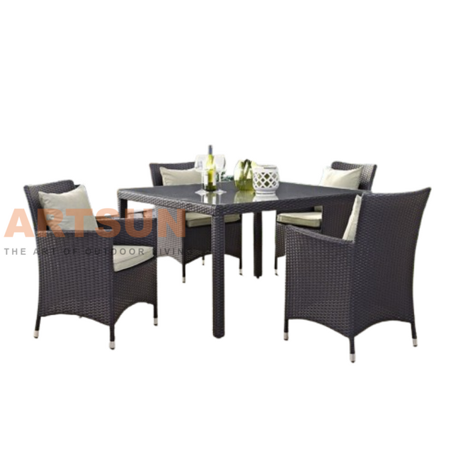 Обеденный набор из ротанга со столешницей из закаленного стекла